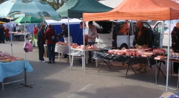 Севастополь встретил кабминовский субботник загаженной Артбухтой и торговлей с ящиков