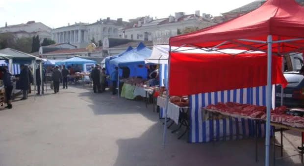 Севастополь встретил кабминовский субботник загаженной Артбухтой и торговлей с ящиков