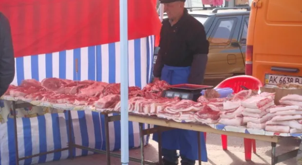 Севастополь встретил кабминовский субботник загаженной Артбухтой и торговлей с ящиков