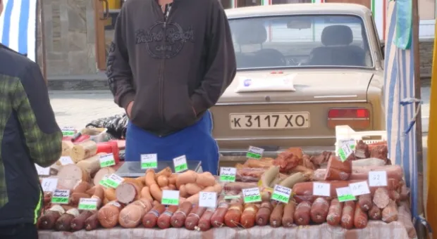 Севастополь встретил кабминовский субботник загаженной Артбухтой и торговлей с ящиков