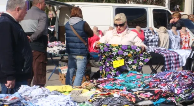 Севастополь встретил кабминовский субботник загаженной Артбухтой и торговлей с ящиков