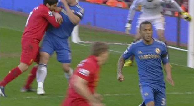 Футболист "Ливерпуля" укусил соперника