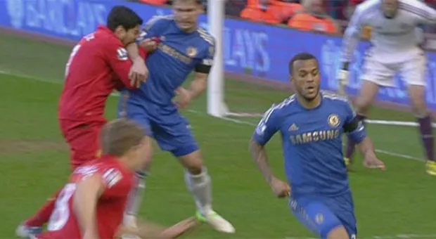 Футболист "Ливерпуля" укусил соперника