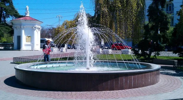 На Приморском бульваре в Севастополе включили фонтаны