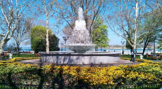 На Приморском бульваре в Севастополе включили фонтаны