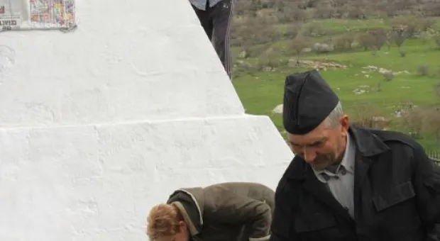 Севастопольские охотники ухаживают за памятниками.