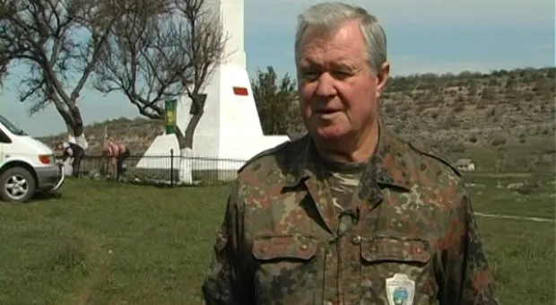 Севастопольские охотники ухаживают за памятниками.