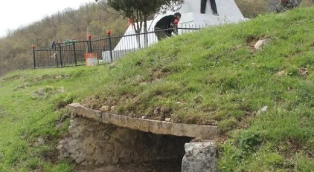 Севастопольские охотники ухаживают за памятниками.