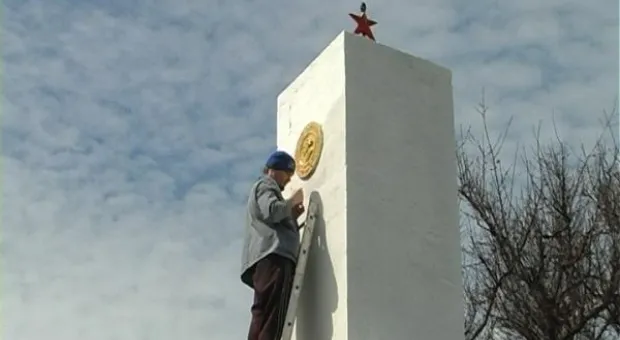 Севастопольские охотники ухаживают за памятниками.