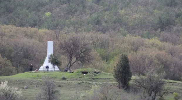 Севастопольские охотники ухаживают за памятниками.