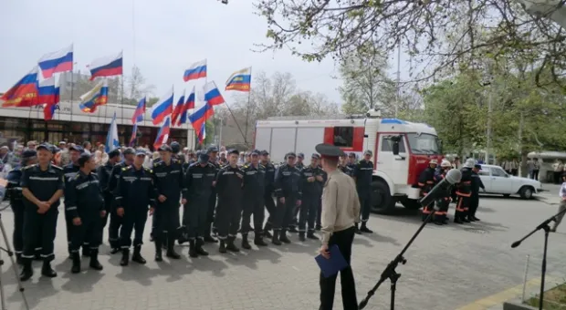 Севастопольские пожарные приняли в подарок от Москвы две новые машины
