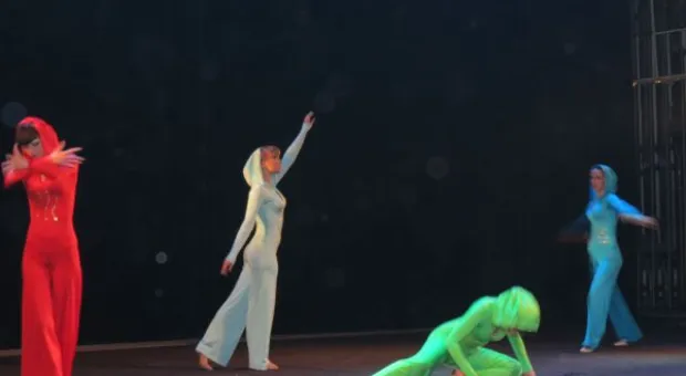 В Севастопольском Матросском клубе прошел благотворительный отчетный концерт ансамбля эстрадного танца ДДЮТ