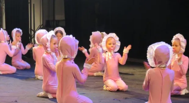 В Севастопольском Матросском клубе прошел благотворительный отчетный концерт ансамбля эстрадного танца ДДЮТ