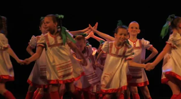 В Севастопольском Матросском клубе прошел благотворительный отчетный концерт ансамбля эстрадного танца ДДЮТ