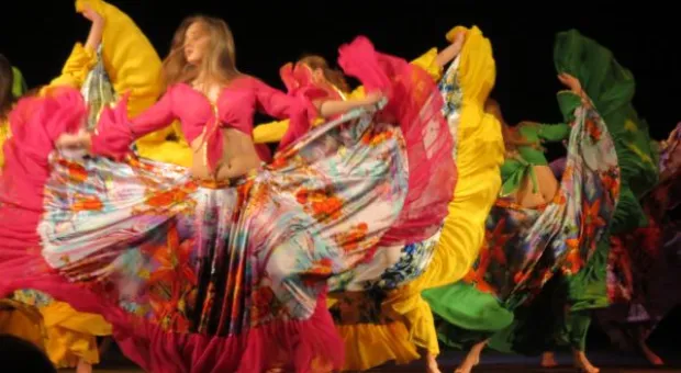 В Севастопольском Матросском клубе прошел благотворительный отчетный концерт ансамбля эстрадного танца ДДЮТ