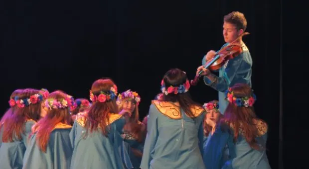 В Севастопольском Матросском клубе прошел благотворительный отчетный концерт ансамбля эстрадного танца ДДЮТ