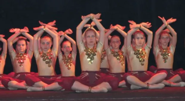 В Севастопольском Матросском клубе прошел благотворительный отчетный концерт ансамбля эстрадного танца ДДЮТ