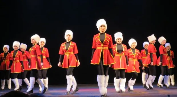 В Севастопольском Матросском клубе прошел благотворительный отчетный концерт ансамбля эстрадного танца ДДЮТ