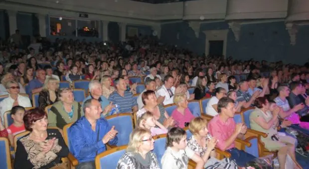 В Севастопольском Матросском клубе прошел благотворительный отчетный концерт ансамбля эстрадного танца ДДЮТ