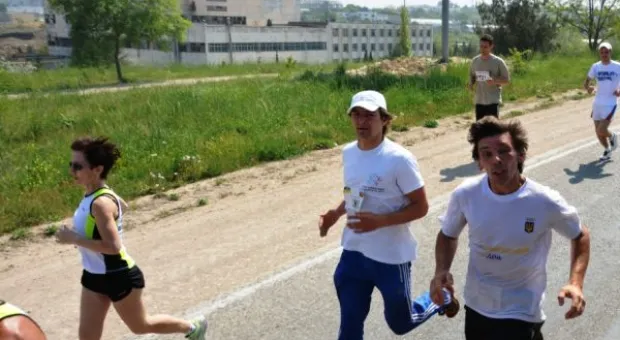 Легкоатлетическую эстафету от Сапун-горы до 35-й береговой батареи в Севастополе посвятили Дню Победы