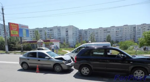 На «дороге жизни» в Севастополе столкнулись три автомобиля