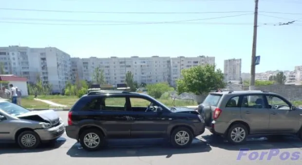 На «дороге жизни» в Севастополе столкнулись три автомобиля