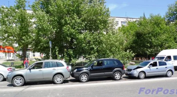 На «дороге жизни» в Севастополе столкнулись три автомобиля