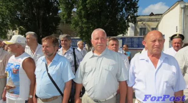 Со всех концов Союза приехали в Севастополь ветераны отметить 60-летие подъёма флага на крейсере «Жданов»