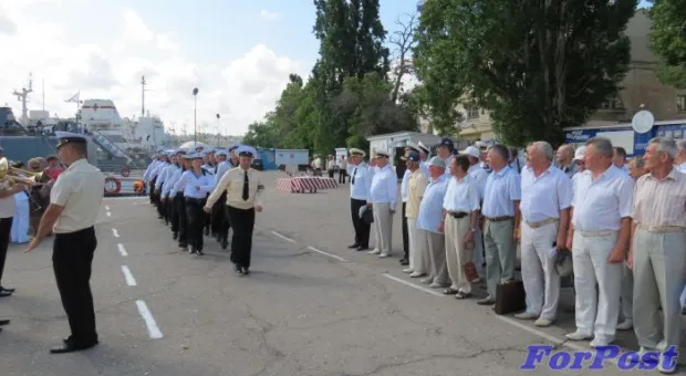 Со всех концов Союза приехали в Севастополь ветераны отметить 60-летие подъёма флага на крейсере «Жданов»