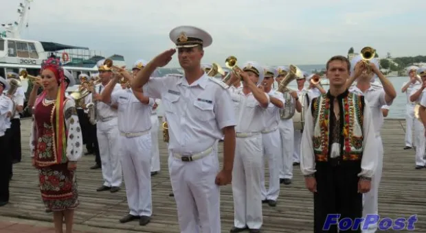50 тысяч горожан пришли полюбоваться на марш-парад военных оркестров