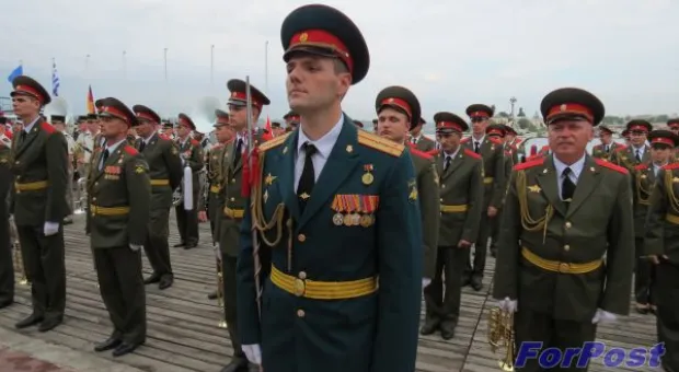 50 тысяч горожан пришли полюбоваться на марш-парад военных оркестров