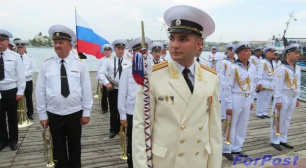 50 тысяч горожан пришли полюбоваться на марш-парад военных оркестров