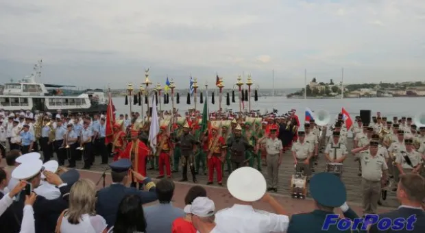 50 тысяч горожан пришли полюбоваться на марш-парад военных оркестров