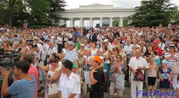 50 тысяч горожан пришли полюбоваться на марш-парад военных оркестров