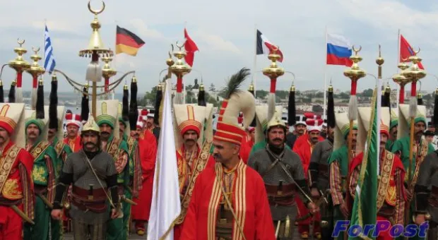 50 тысяч горожан пришли полюбоваться на марш-парад военных оркестров