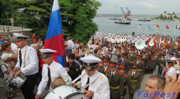 50 тысяч горожан пришли полюбоваться на марш-парад военных оркестров
