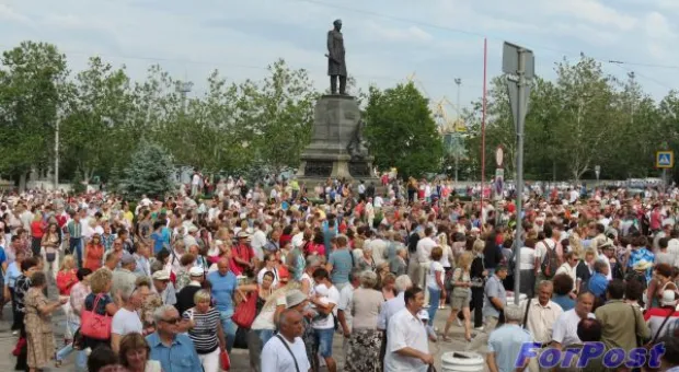50 тысяч горожан пришли полюбоваться на марш-парад военных оркестров
