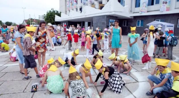 В УКИЦ рисовали любимый город и салютовали 230-ю воздушными шарами