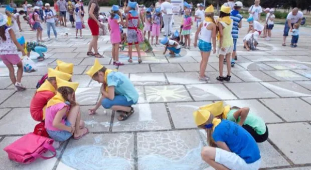 В УКИЦ рисовали любимый город и салютовали 230-ю воздушными шарами