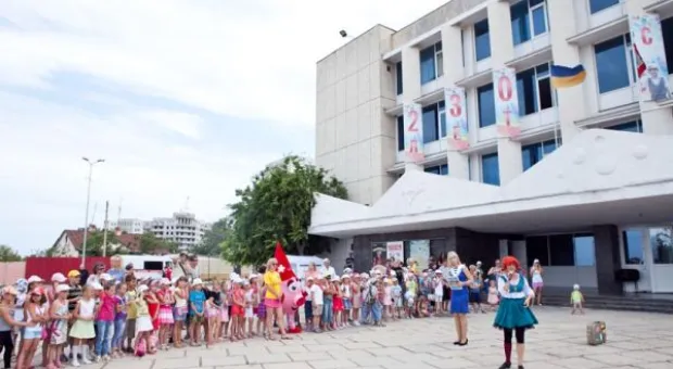 В УКИЦ рисовали любимый город и салютовали 230-ю воздушными шарами