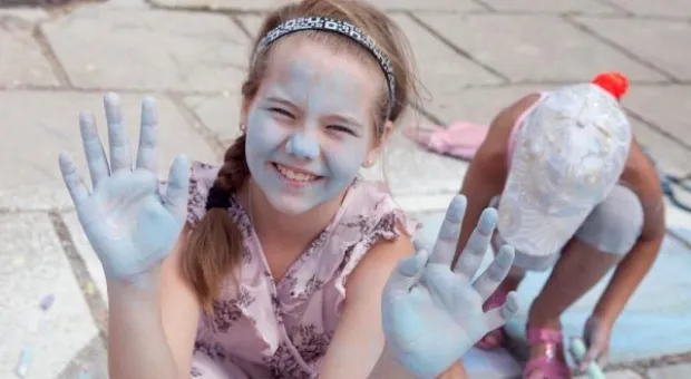 В УКИЦ рисовали любимый город и салютовали 230-ю воздушными шарами