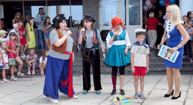 В УКИЦ рисовали любимый город и салютовали 230-ю воздушными шарами