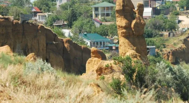 Опасные склоны на севастопольских пляжах взрывать не будут, а обрушат спецтехникой