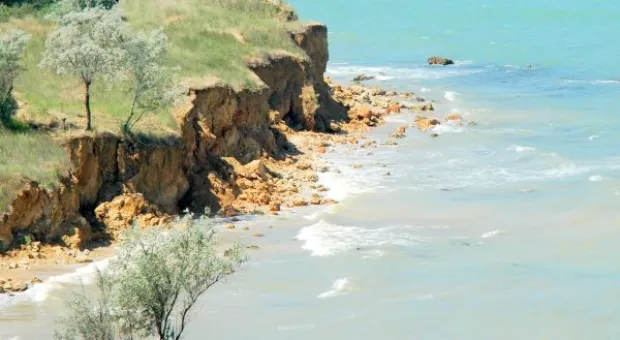 Опасные склоны на севастопольских пляжах взрывать не будут, а обрушат спецтехникой