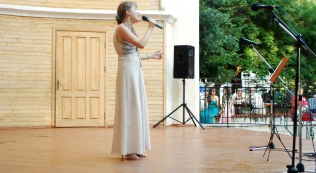 На летней эстраде Приморского бульвара прошел праздничный концерт, посвященный «Дню семьи, любви и верности»