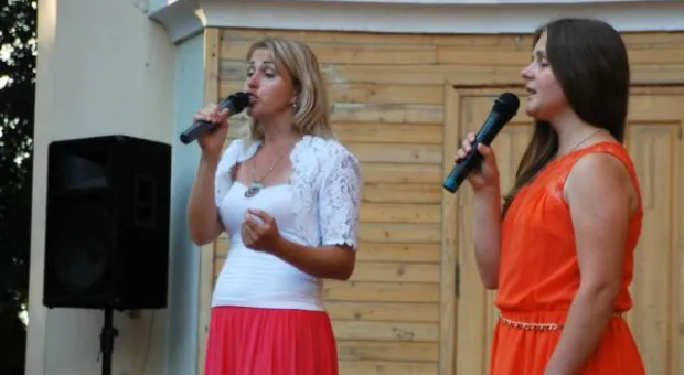 На летней эстраде Приморского бульвара прошел праздничный концерт, посвященный «Дню семьи, любви и верности»