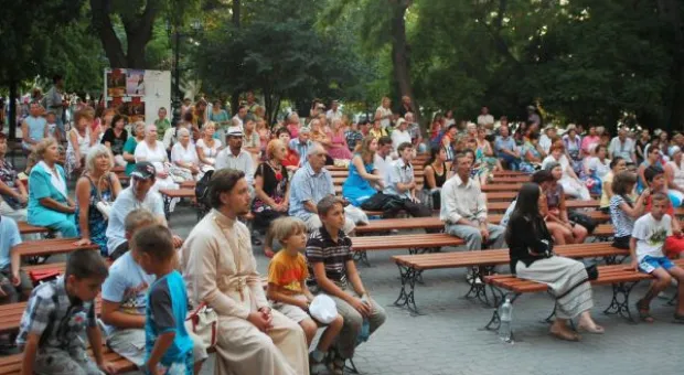 На летней эстраде Приморского бульвара прошел праздничный концерт, посвященный «Дню семьи, любви и верности»
