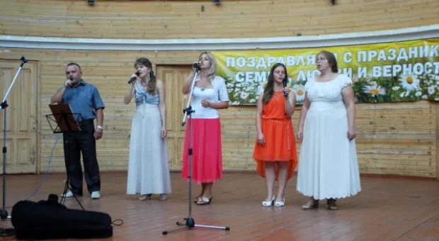 На летней эстраде Приморского бульвара прошел праздничный концерт, посвященный «Дню семьи, любви и верности»