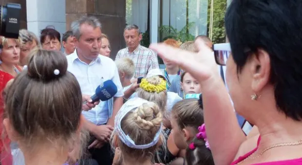 Юные спортсмены и тренеры ДЮСШ "Парус" пришли отвоевывать свой зал под стены администрации Севастополя