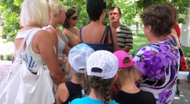 Юные спортсмены и тренеры ДЮСШ "Парус" пришли отвоевывать свой зал под стены администрации Севастополя